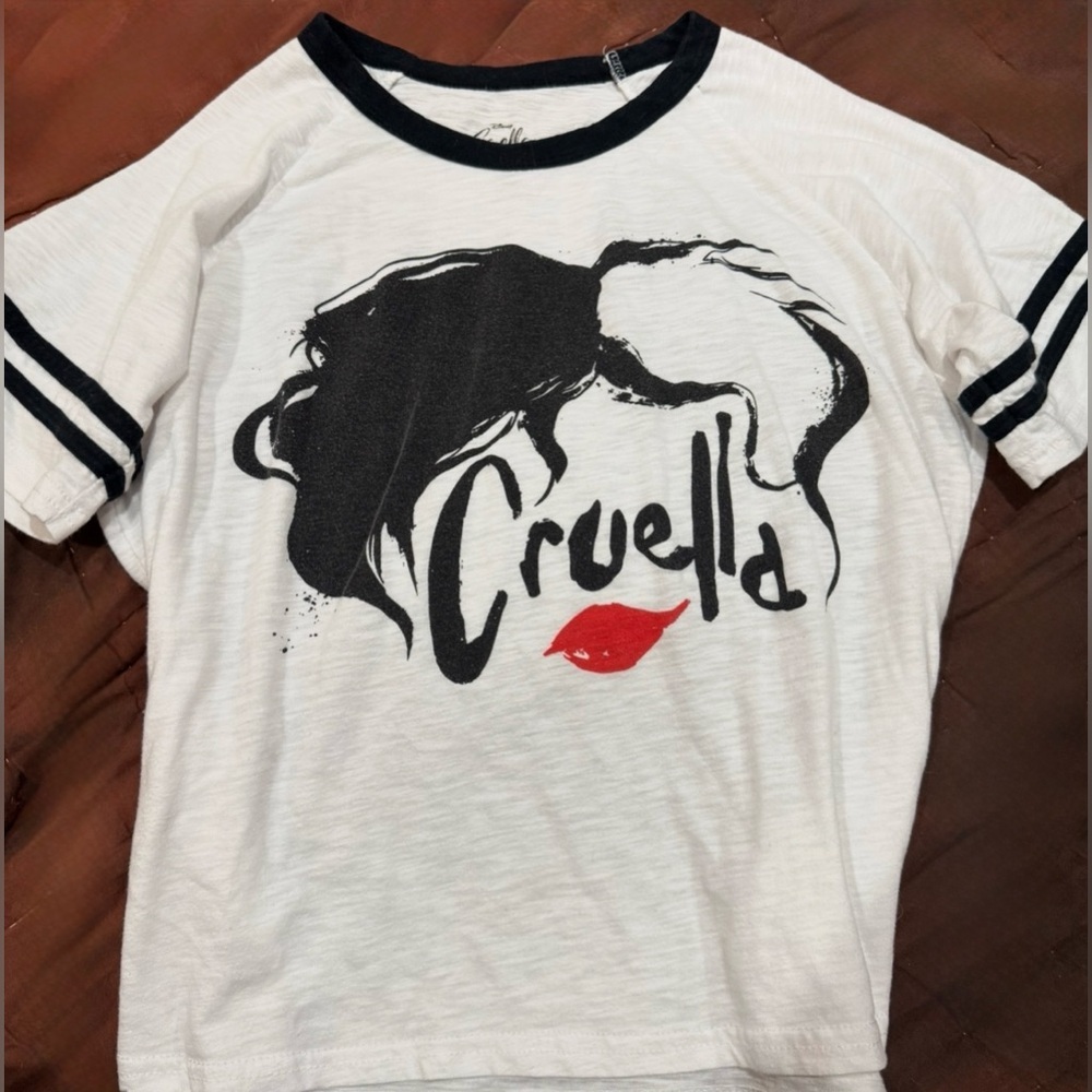 Disney Cruella Graphic Tee Women’s M White Ringer Shirt 101 Dalmatians